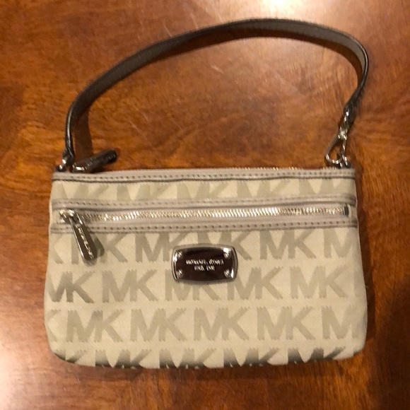 Michael Kors Large Wristlet 8” x 5” - Picture 1 of 6